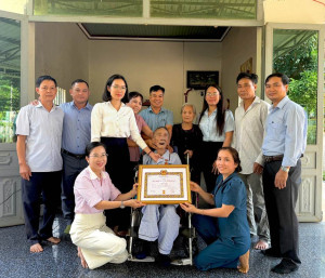 Đảng bộ xã Nha Bích tổ chức trao Huy hiệu 65 năm tuổi Đảng sớm cho đảng viên lão thành tại chi bộ ấp Minh Lập 1