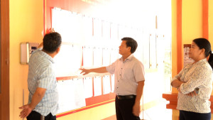 Đồng chí Nguyễn Hồng Thái, Phó Bí thư Đảng ủy, Chủ tịch UBND xã Nha Bích kiểm tra công tác chuẩn bị bầu cử.