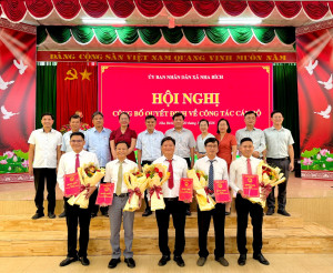 UBND xã Nha Bích công bố và trao 5 quyết định công tác cán bộ
