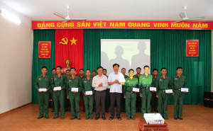 Xã Nha Bích thăm động viên chiến sĩ mới nhập ngũ năm 2026 tại Sư đoàn 5