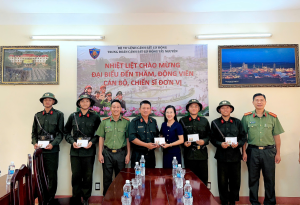 UBND xã Nha Bích thăm, động viên chiến sỹ mới đang huấn luyện tại Trung đoàn Cảnh sát cơ động Tây Nguyên (Cơ sở 2)