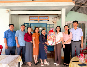 Xã Nha Bích thăm, tặng quà mẹ việt nam anh hùng nhân dịp 30/4