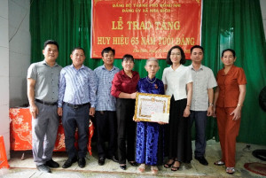Đảng ủy xã Nha Bích tổ chức lễ trao tặng Huy hiệu 65 năm tuổi Đảng
