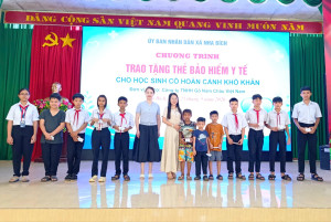 Xã Nha Bích tổ chức trao tặng thẻ bảo hiểm y tế cho học sinh  có hoàn cảnh khó khăn