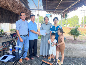 Đảng viên xã Nha Bích: Trích Quỹ tiết kiệm tặng quà gia đình đảng viên có hoàn cảnh khó khăn.