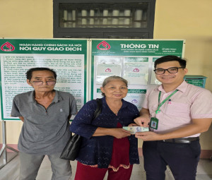 Phòng giao dịch Ngân hàng Chính sách xã hội Chơn Thành tiếp tục trao tiền hỗ trợ Chương trình “ Cặp lá yêu thương”