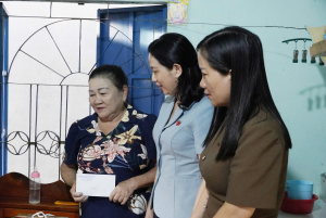 Đoàn Đại biểu Quốc hội thành phố Đồng Nai thăm, tặng quà Mẹ Việt Nam anh hùng Nguyễn Thị Đừng