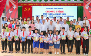 Xã Nha Bích trao tặng sách giáo khoa miễn phí cho học sinh