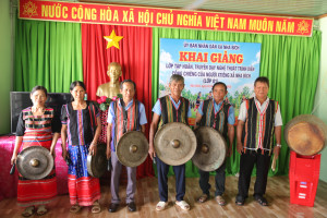 Nha Bích truyền dạy nghệ thuật trình diễn cồng, chiêng của người S'Tiêng