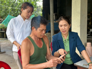“Đi từng ngõ, gõ từng nhà, hướng dẫn từng người dân cài đặt” ứng dụng Công dân số Đồng Nai