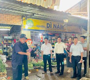Thường trực Đảng uỷ xã Nha Bích kiểm tra cơ sở vật chất và hoạt động chợ Minh Lập