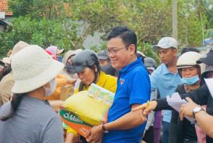 Nha Bích mang nghĩa tình tới nhân dân vùng thiệt hại do lũ tại xã Tuy An Đông