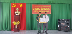 Đại tá Bùi Văn Sỹ, Ủy viên BTV ĐUQS tỉnh, Phó Chính ủy Bộ CHQS tỉnh Đồng Nai đã trao Bằng “Tổ quốc ghi công” cho thân nhân gia đình liệt sỹ Nguyễn Văn Phàng