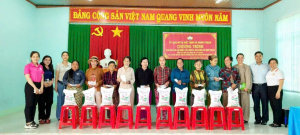 MTTQ tặng quà cho người nghèo ngày 24 7