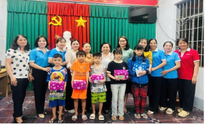 chi hội phụ nữa tổ chức trao học bổng cho hs khó khăn