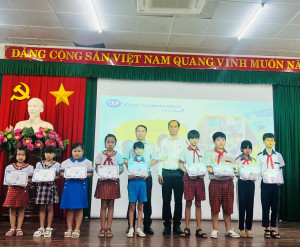 ngày 12 8 trao học bổng Cep cho các e học sinh có hoàn cảnh khó khăn trên địa bàn xã