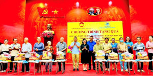 tặng quà cho nạn nhân chất độc d cam