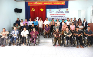 trao tặng xe lân và quà cho người khuyết tật