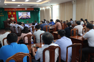Cán bộ, đảng viên và nhân dân xã Nhơn Trạch quan tâm, theo dõi Đại hội Đảng bộ tỉnh Đồng Nai docx