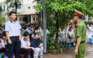 Chi Đoàn Công an xã Nhơn Trạch tổ chức tuyên truyền pháp luật tại trường THPT Nguyễn Bỉnh Khiêm docx