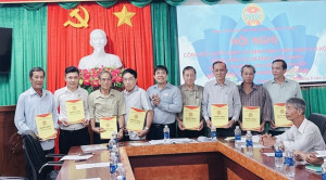 Công bố Quyết định nhân sự chi hội Nông dân xã Nhơn Trạch docx
