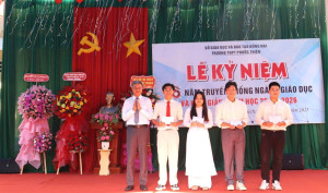 Lãnh đạo Đảng uỷ UBND xã tham dự Lễ khai giảng tại các trường docx