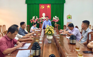 lãnh đạo xã làm việc với các CLB VHVN TDTT