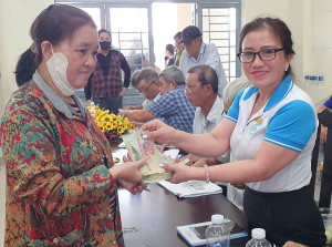 Người dân xã Nhơn Trạch phấn khởi nhận quà 100 000 đồng dịp lễ 2 9 docx