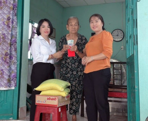 Tiếp tục trao tặng 65 phần quà cho hội viên phụ nữ khó khăn docx