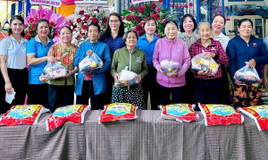 tra tặng gần 250 phần quà cho hội viên phụ nữ khó khăn
