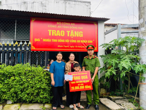 Trao quà nghĩa tình đồng đội Công an nhân dân docx