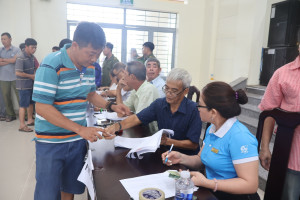 xã nhơn trạch tiếp tục phát quà lễ 2 9 cho người dân