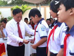 Xã Nhơn Trạch trao nhiều suất học bổng cho học sinh khó khăn dịp đầu năm học docx