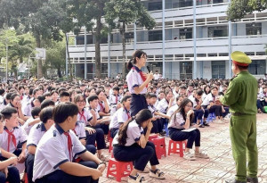 Công an xã Nhơn Trạch kiểm tra kiến thức kỹ năng an toàn giao thông tại trường THCS Phước Thiền docx
