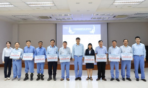 Doanh nghiệp trao học bổng trị giá 275 triệu đồng cho con em công nhân viên docx
