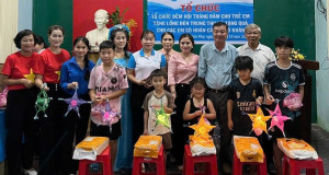 Mang Tết Trung thu ấm áp đến với trẻ em có hoàn cảnh khó khăn docx