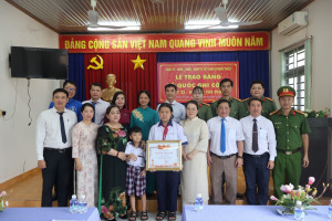 Trao bằng Tổ Quốc Ghi Công cho liệt sĩ Huỳnh Trí Phúc tại xã Nhơn Trạc1 docx