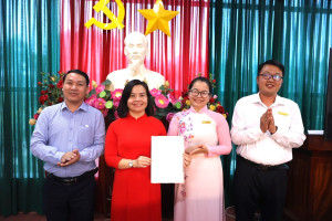 Trao Quyết định công nhận các chức danh đối với Hội Khuyến học và Người Cao tuổi xã docx