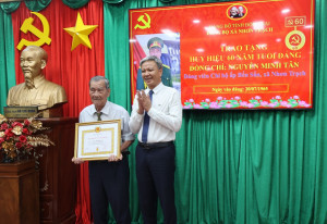 Xã Nhơn Trạch tổ chức trao huy hiệu Đảng cho 16 đảng viên docx