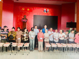 Uỷ ban Mặt trận Tổ quốc Việt Nam xã Nhơn Trạch tặng quà cho đoàn viên, hội viên và người lao động có hoàn cảnh khó khăn
