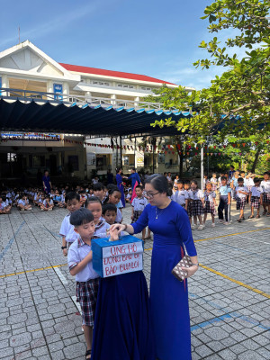 Ngành giáo dục xã Nhơn Trạch chung tay ủng hộ đồng bào khắc phục thiệt hại do bão lũ gây ra