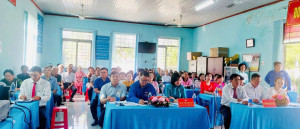 Đại biểu cùng Cán bộ, đảng viên và nhân dân ôn lại truyền thống của MTTQ Việt Nam