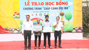 TRAO HOC BONG CHAP CACH UOC MO CHO EM TRAN NGOC THINH HS TRUONG THPT NBK docx