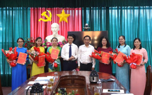 UBND xã nhơn trạch trao ác quyết định