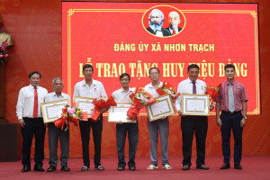 Đảng ủy xã tổ chức trao Huy hiệu Đảng cho 18 đảng viên