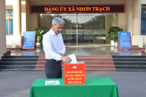 Cán bộ, công chức, viên chức xã Nhơn Trạch tích cực đóng góp ủng hộ đồng bào vùng lũ