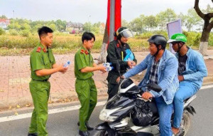 2 HINH CAX NHON TRACH TANG NUOC UONG VA TT ATGT CHO NGUOI DAN