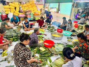 Chi hội phụ nữ ấp Bến Sắn hướng về miền Trung với chương...