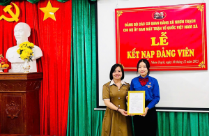 Chi bộ Uỷ ban MTTQ Việt Nam xã kết nạp Đảng viên mới