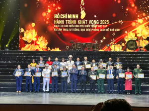 chủ tịch hội nông dân xã nhận thưởng
